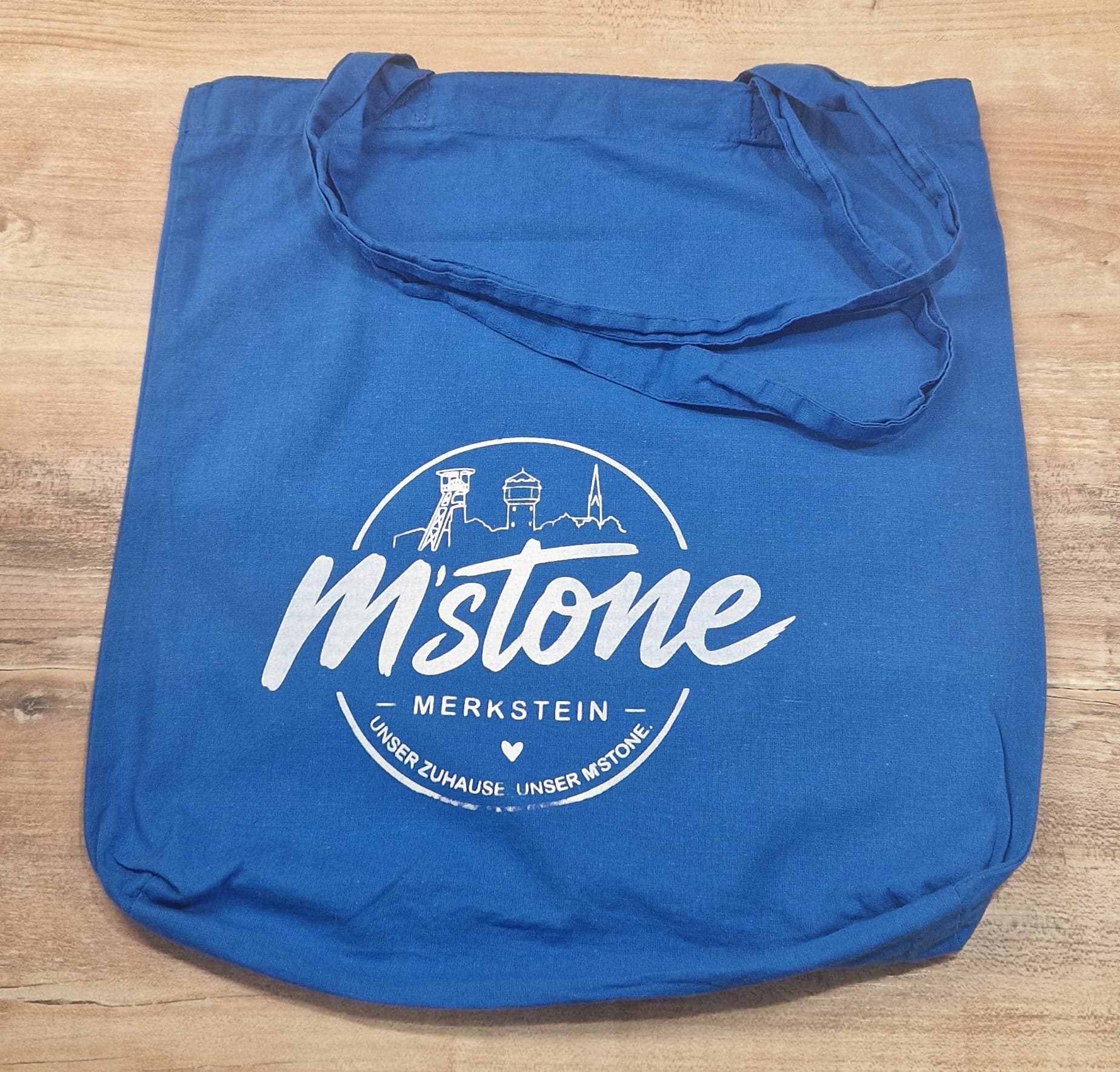 Blaue M'stone Stofftasche mit weißem Badge-Print