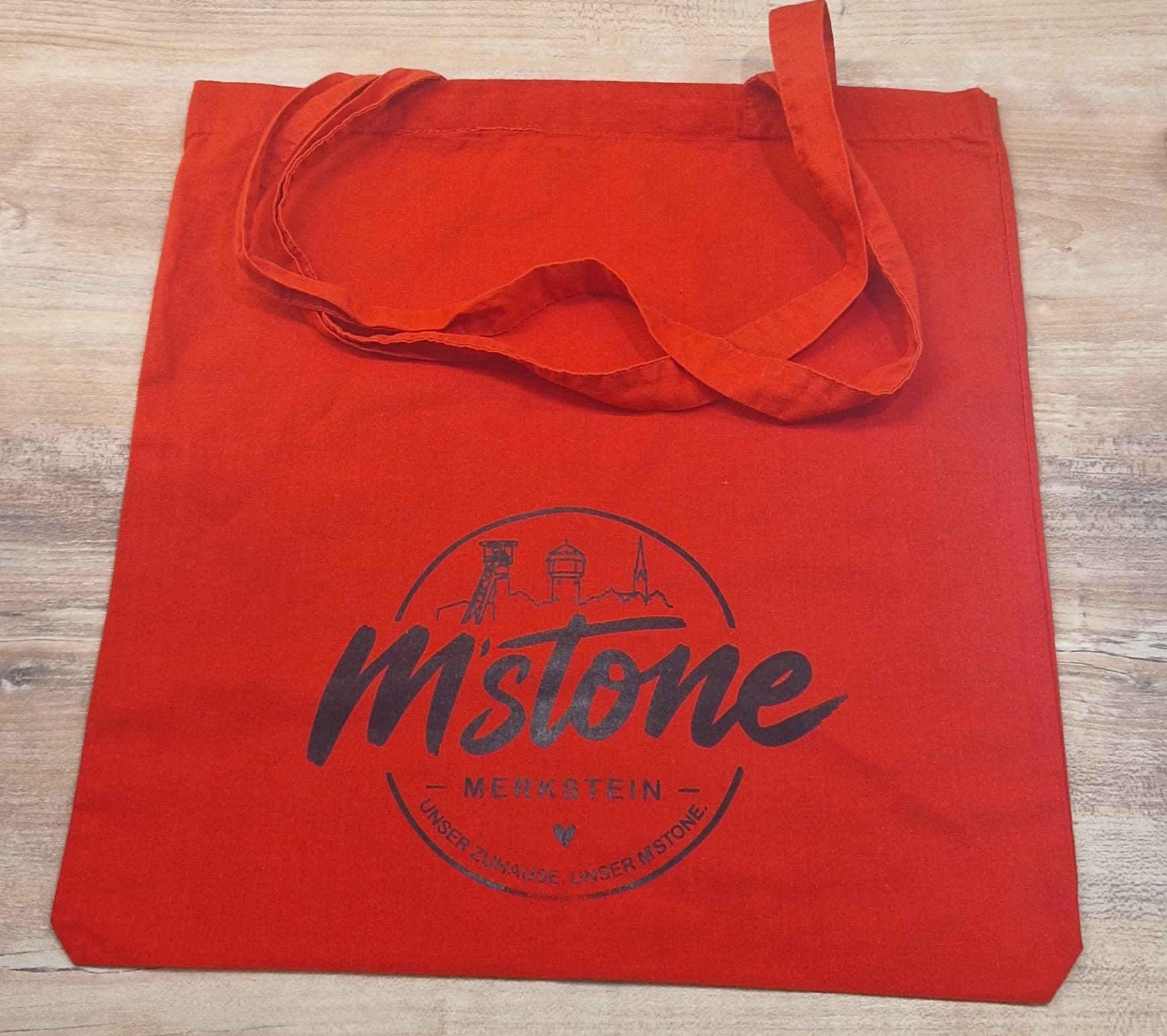Rote M'stone Stofftasche mit dunklem Badge-Print